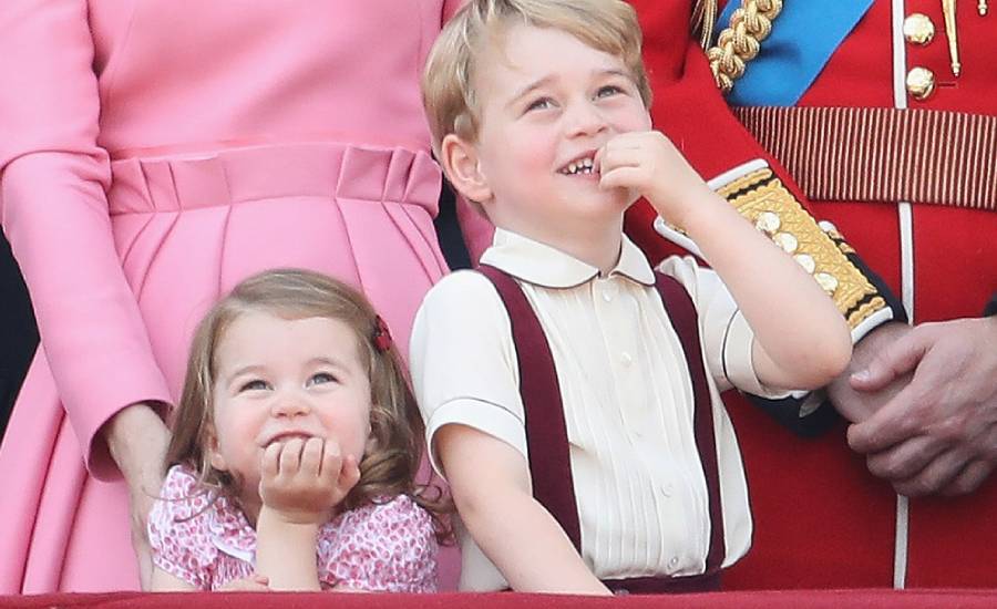 El príncipe George junto a su hermana Charlotte en el balcón de la familia real.