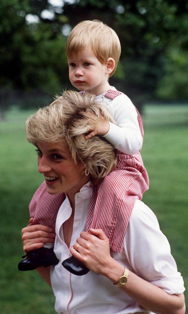 Harry y su mamá la princesa Diana