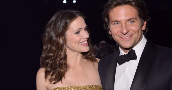 captan a Bradley Cooper y jennifer garner en la playa