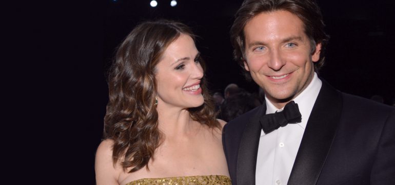 captan a Bradley Cooper y jennifer garner en la playa
