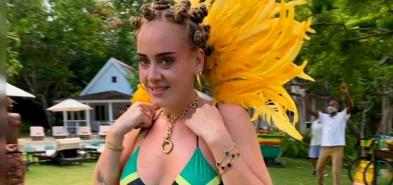 Adele luce vientre plano