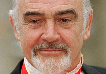 Cuando Sean Connery fue nombrado caballero por la reina Isabel