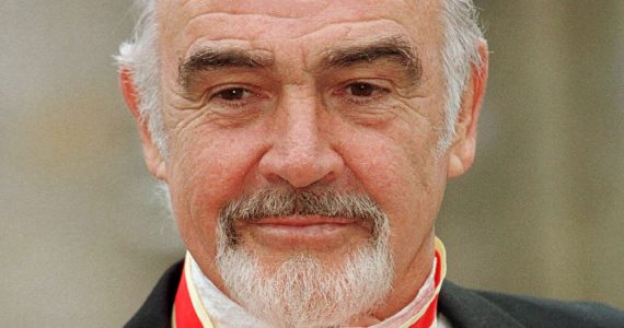 Cuando Sean Connery fue nombrado caballero por la reina Isabel