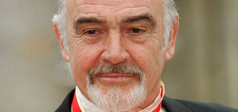 Cuando Sean Connery fue nombrado caballero por la reina Isabel