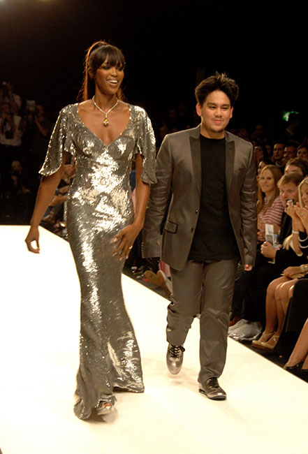 El príncipe desfiló con Naomi Campbell en 2007 en el Fashion Relief Show en el marco de la London Fashion Week.