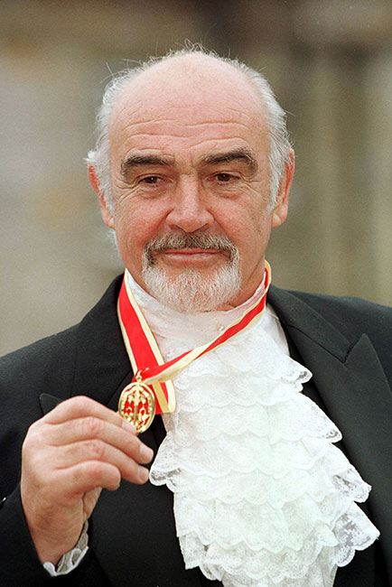 Cuando Sean Connerry fue nombrado caballero por la reina Isabel