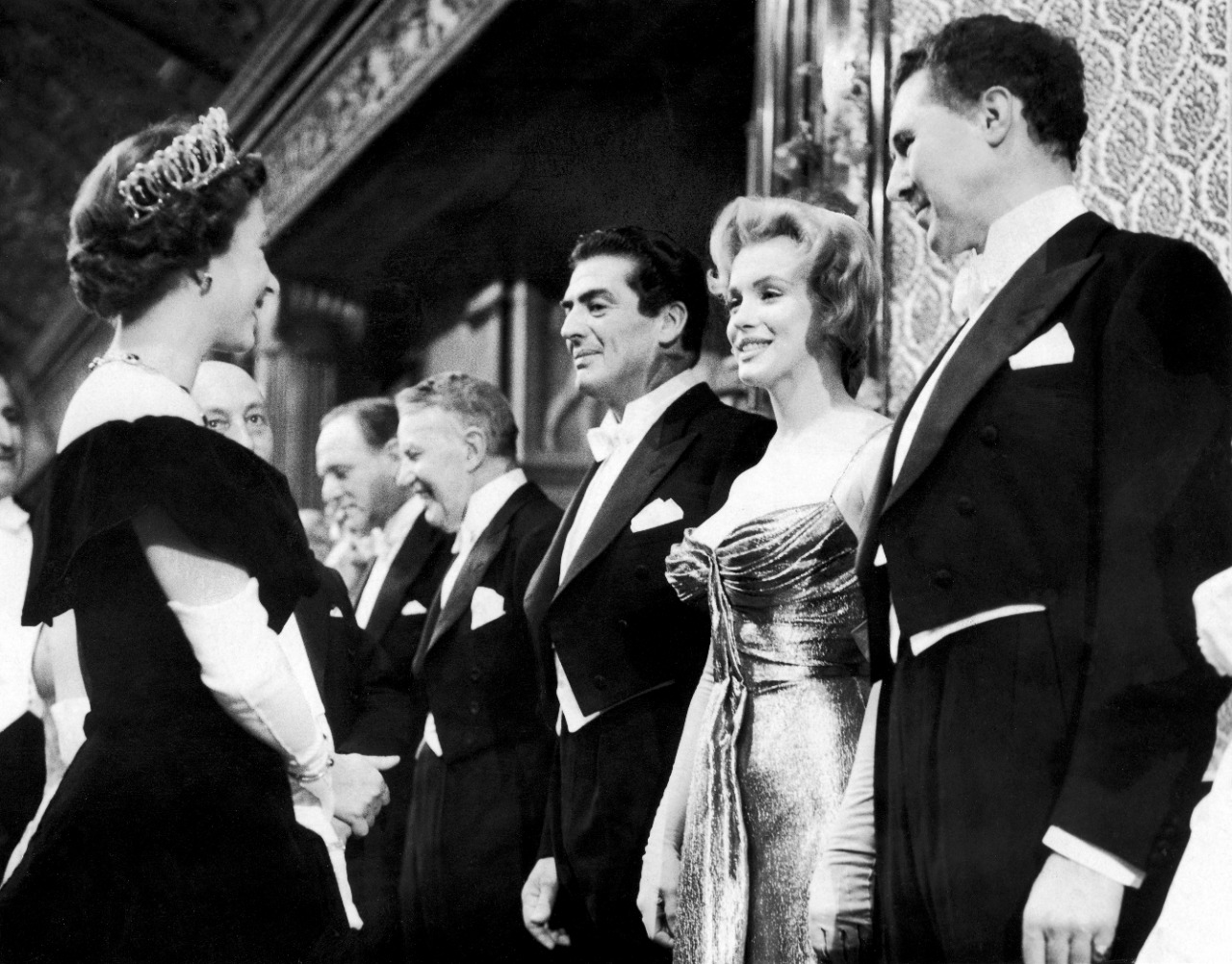 Dos Reinas Un Encuentro El Día En Que Marilyn Monroe Conoció A Isabel Ii 0575