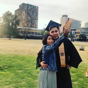 Yalitza Aparicio en la graduación de su novio