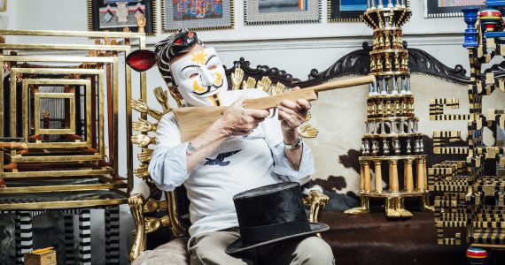Pedro Friedeberg cumple 85 años máscara