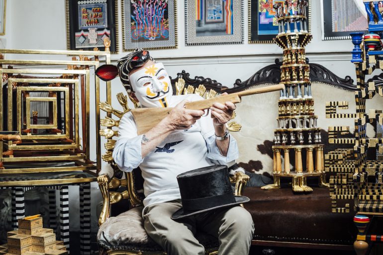 Pedro Friedeberg cumple 85 años máscara