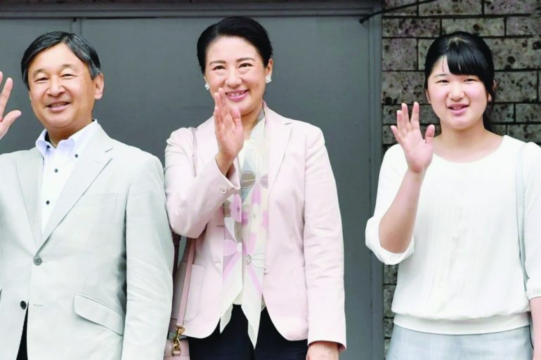 Junto a su esposa, la emperatriz Masako y su hija, la princesa Aiko, Naruhito es el emperador número 126 en ocupar el trono del Imperio japonés.