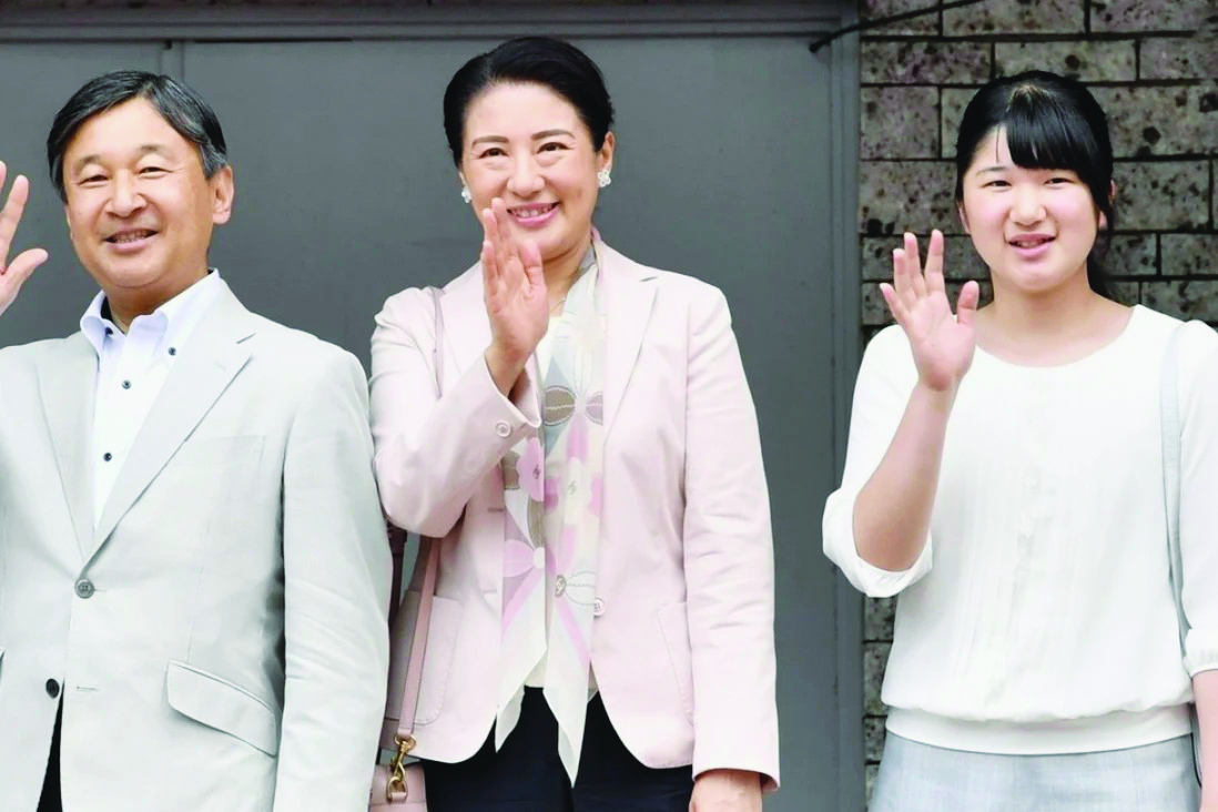Junto a su esposa, la emperatriz Masako y su hija, la princesa Aiko, Naruhito es el emperador número 126 en ocupar el trono del Imperio japonés.