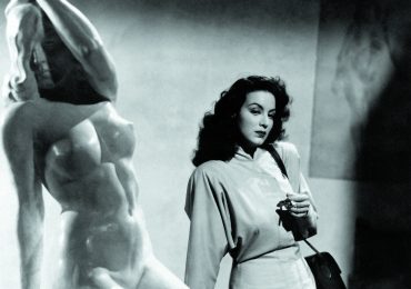 Maria Félix in The Kneeling Goddess
