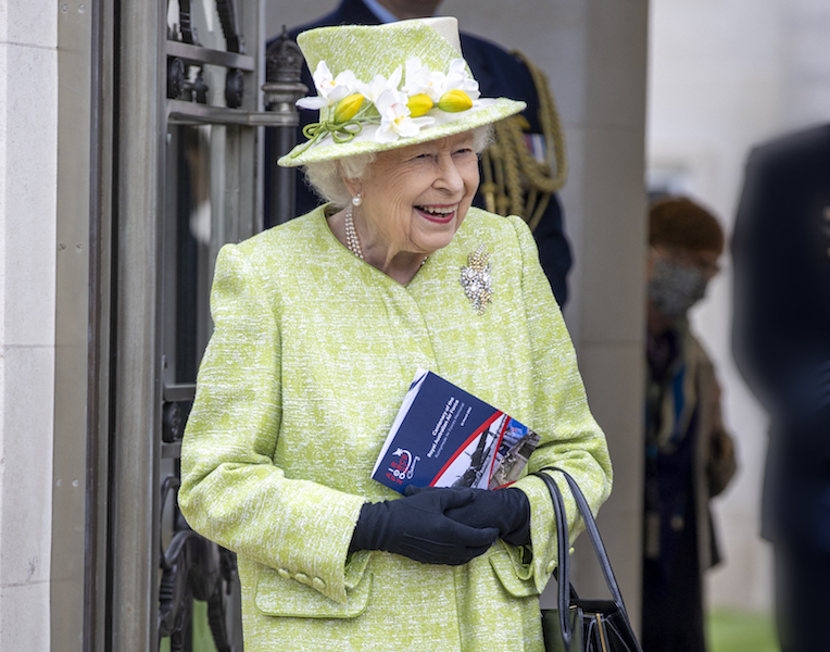 Reina Isabel II vacunada traje verde