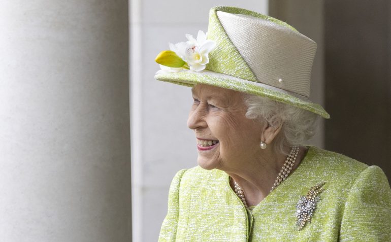 Reina Isabel II vacunada