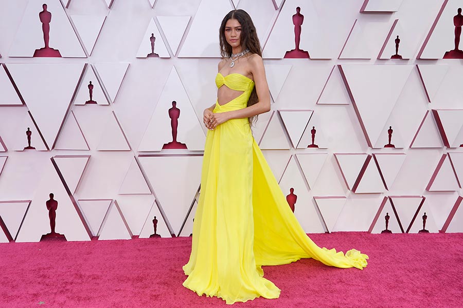 Zendaya Oscar 2021 espectacular look en amarillo