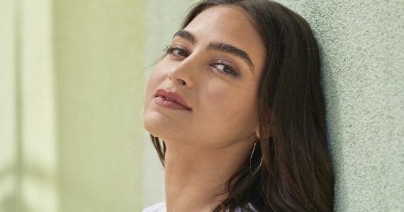 Melissa Barrera nueva embajadora Clinique