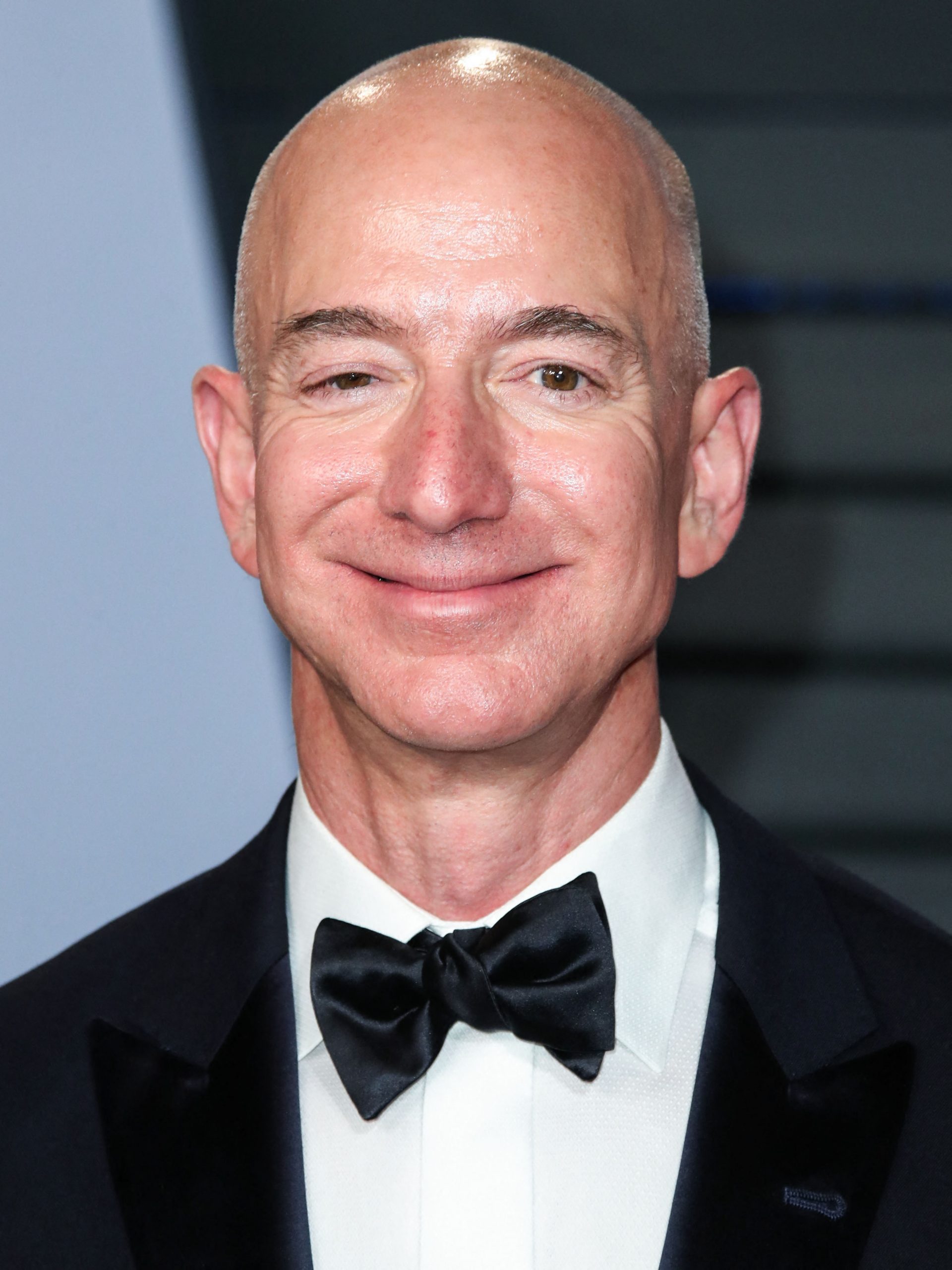 Jeff Bezos ya no es el director operativo de Amazon