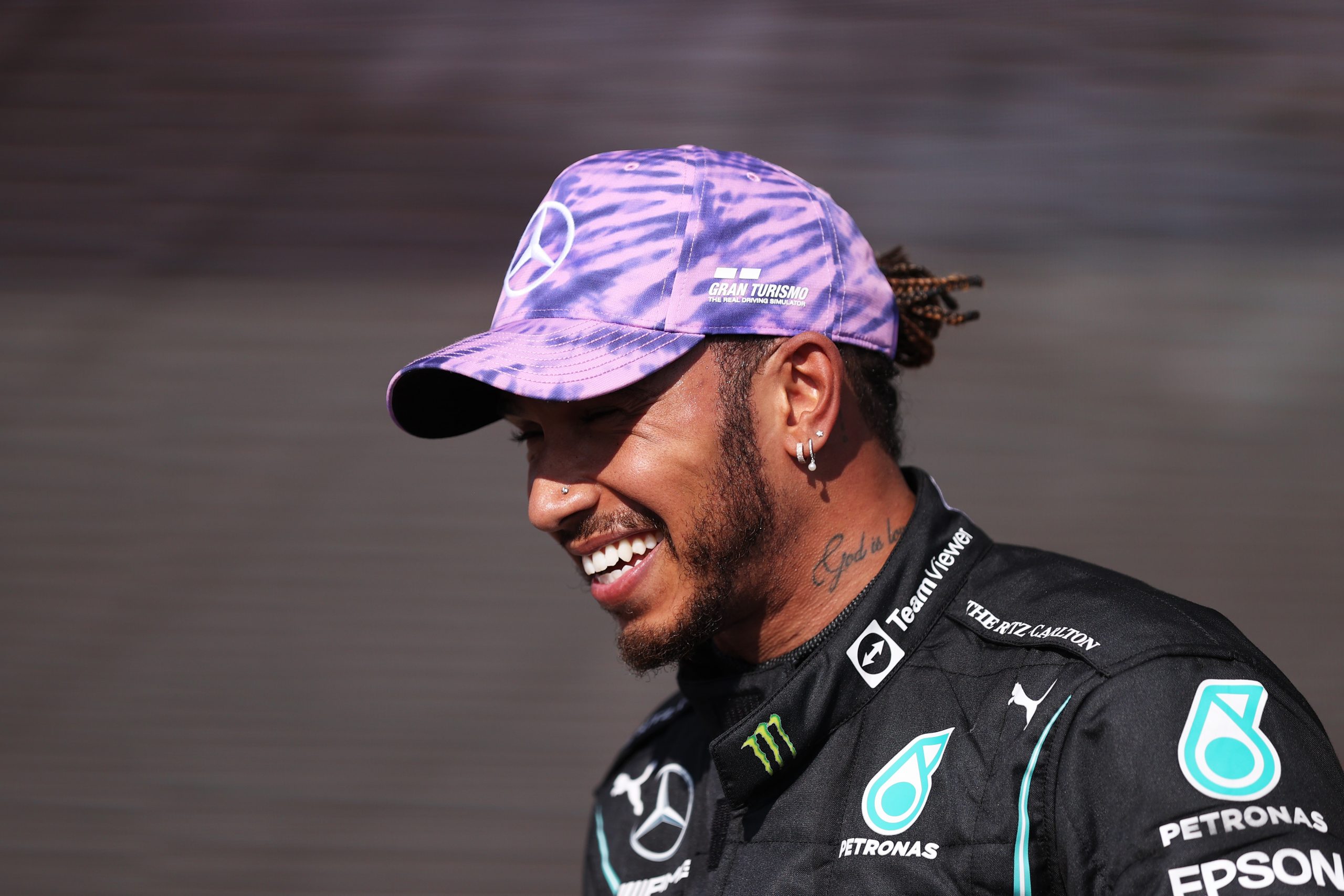 Lewis Hamilton es víctima de insultos racistas
