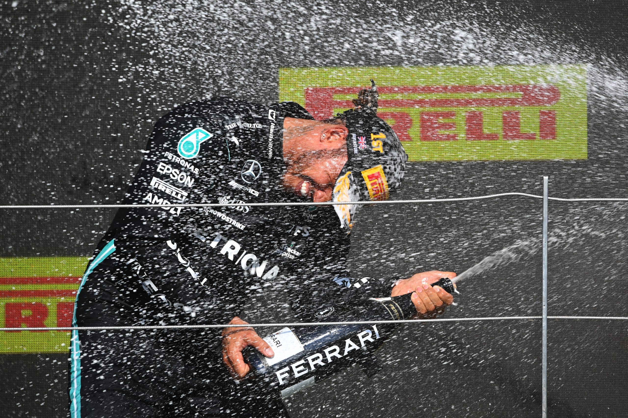 Lewis Hamilton es víctima de insultos racistas