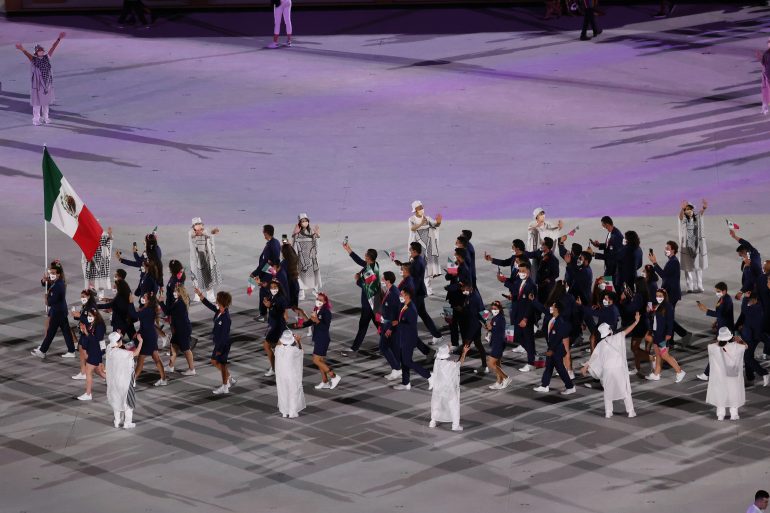 Jorge Cárdenas cubrebocas en la inauguración