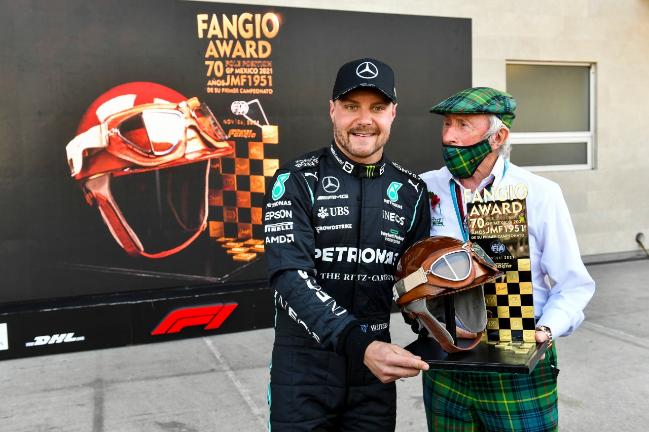 Valteri Bottas recibe el premio Juan Manuel Fangio al piloto ganador de la pole, de manos del histórico campeón Jackie Stewart