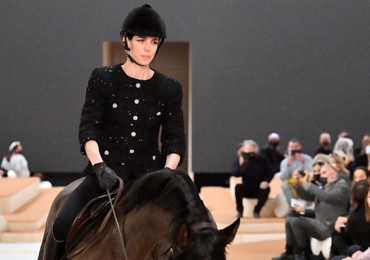 ¡Modelo a caballo! Carlota Casiraghi sorprende en el desfile de Chanel