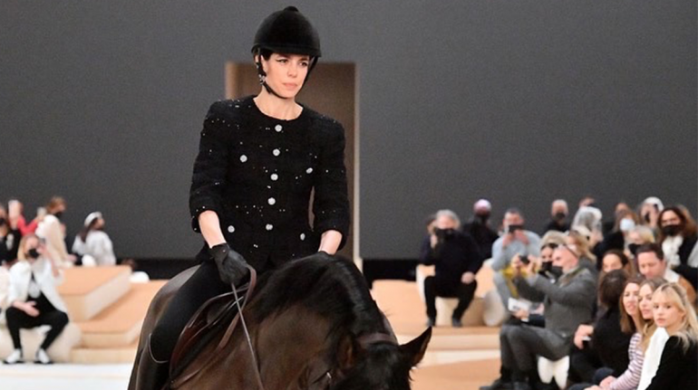 ¡Modelo a caballo! Carlota Casiraghi sorprende en el desfile de Chanel