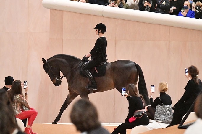 ¡Modelo a caballo! Carlota Casiraghi sorprende en el desfile de Chanel 