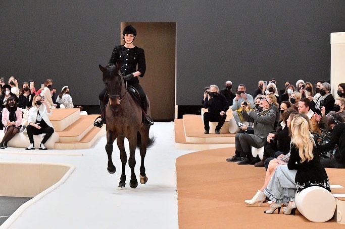 ¡Modelo a caballo! Carlota Casiraghi sorprende en el desfile de Chanel