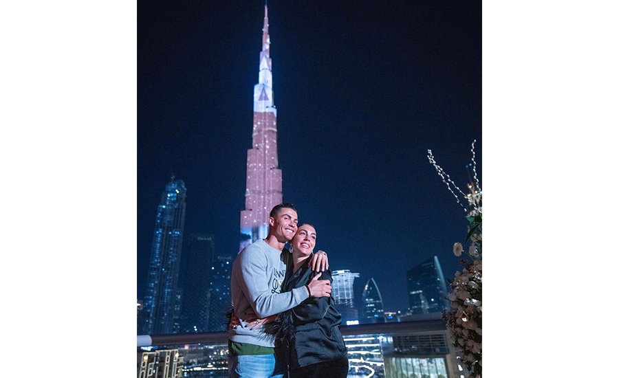 "Los sueños se hacen realidad", expresó la pareja del jugador del Manchester.