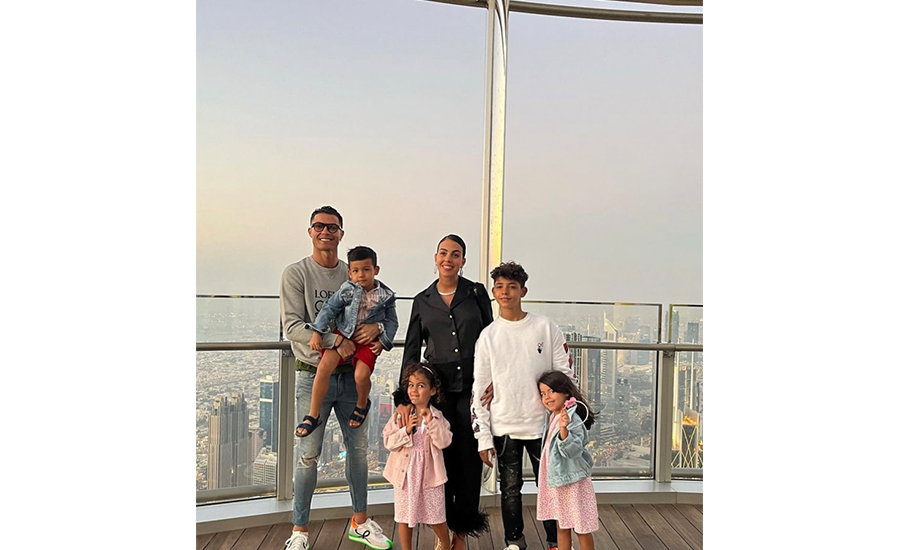 La familia posó feliz tras celebrar un cumpleaños especial.