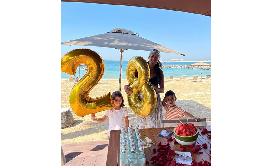 Georgina y su familia se trasladaron a Dubái para pasar un divertido cumpleaños en la playa, disfrutando de un festejo especial con todo tipo de lujos y comodidades. 