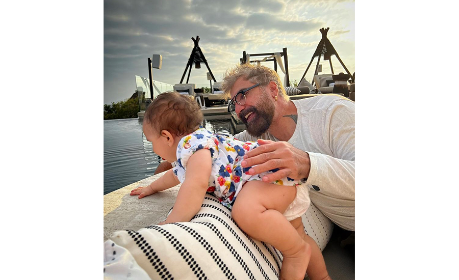 Cayetana, es hija de Camila Fernández y Francisco Barba. La pequeña se ha robado miles de suspiros en redes sociales y la atención de su abuelo, quien ha demostrado que se derrite de amor por ella y es su adoración en todo momento.