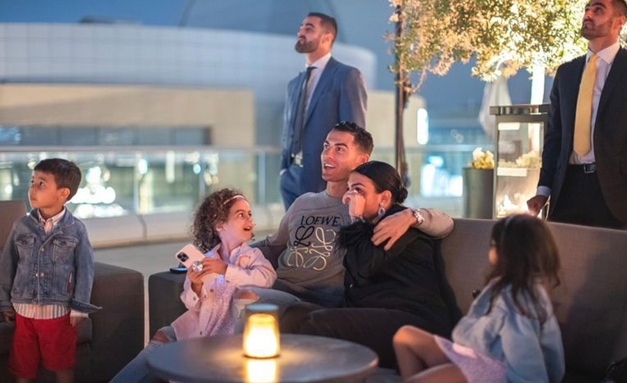 Georgina no esperaba ver la torre más alta del mundo iluminada con su rostro.