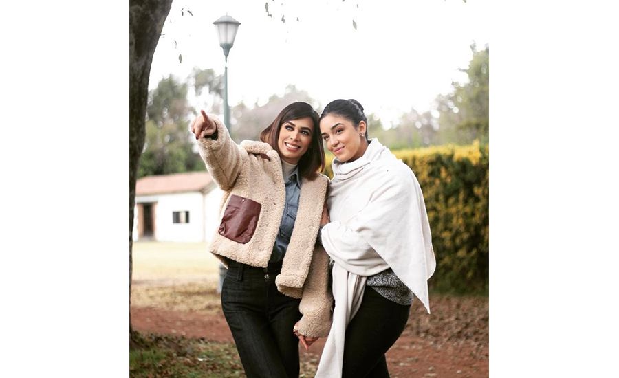 Biby Gaytán junto a su hija, Ale Capetillo, quien se encuentra estudiando y trabajando en España.