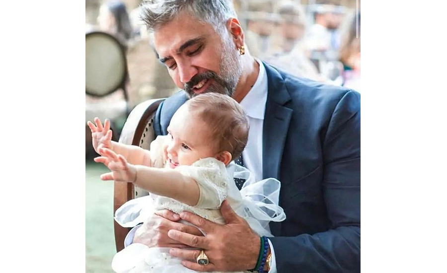 Las imágenes donde Alejandro muestra su lado más tierno y cariñoso ante sus miles de seguidores, han sacudido las redes.