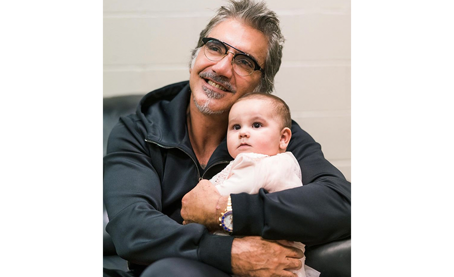 El famoso cantante ha compartido los mágicos momentos que está viviendo junto a Cayetana, quien también disfruta de la compañía de su abuelo y se muestra de lo más sonriente en cada fotografía. Así es cómo el cantante y la bebé están construyendo una conexión especial.