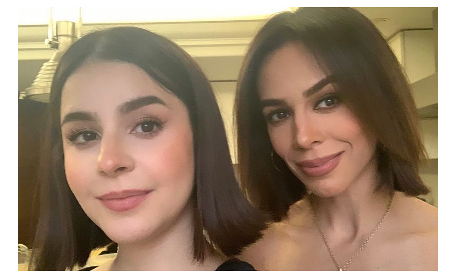 Biby junto a su hija Ana Paula, quien recientemente mostró su talento artístico en la guitarra y el canto.