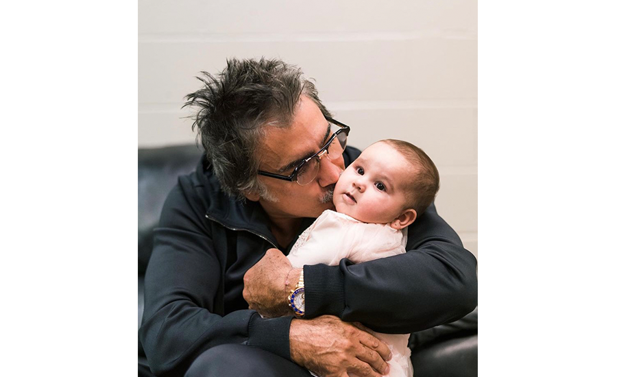 Aunque Alejandro suele ser reservado con su vida personal, con su nieta se ha mostrado abierto mostrándole al mundo el inmenso amor que siente por ella.