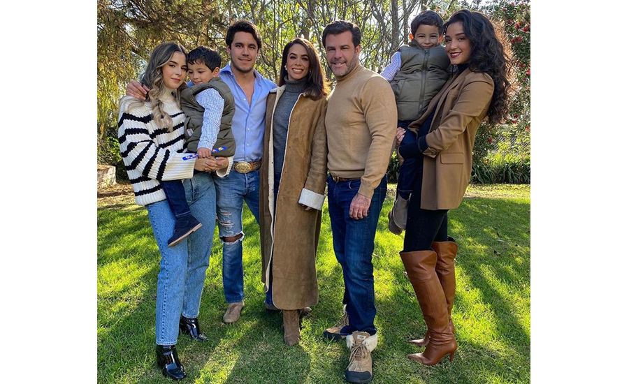 Biby Gaytán, la esposa del actor Eduardo Capetillo celebra medio siglo de vida junto a su numerosa familia que integran sus hijos, Ana Paula, Alejandra, Eduardo Jr, Daniel y Manuel.