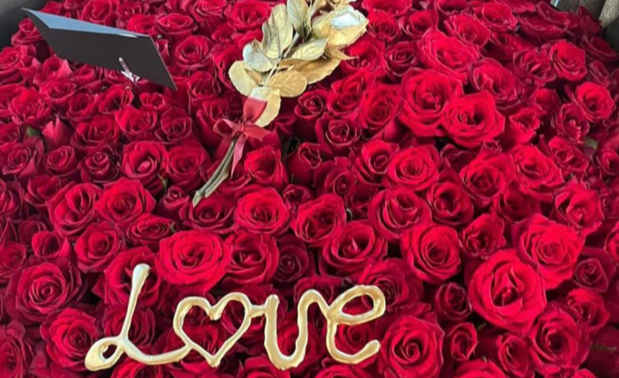 ¡No podían faltar las románticas rosas cómo regalo de cumpleaños para el amor de su vida!