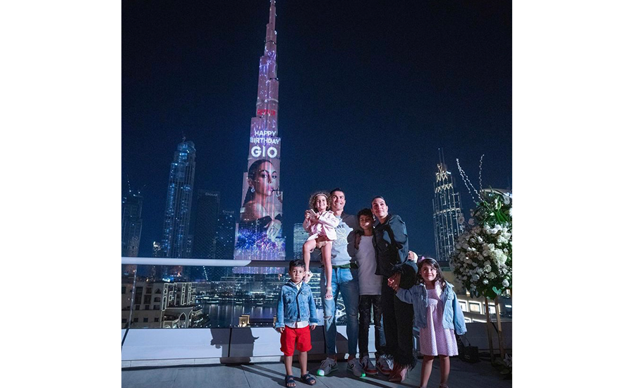 "Así se acaba este emocionante día. No me salen las palabras. Gracias, gracias y gracias Cristiano, no me puedes hacer más feliz cada día. Gracias Dubái por tratarnos tan bien siempre y hacernos sentir como en casa... Y a todos los que siempre estáis y os alegráis por mi felicitad y la de mi familia. Se os quiere con el corazón", fue el mensaje que dejó en su cuenta de Instagram junto con las fotografías del festejo.