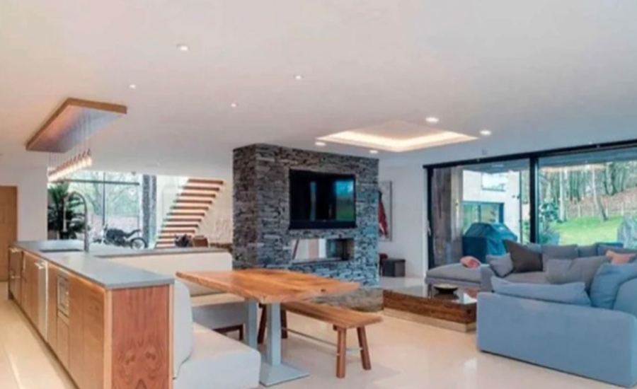 Este es uno de los espacios para relajarse en el gran salón de la exclusiva mansión que está ubicada en un entorno rural rodeado de la naturaleza.