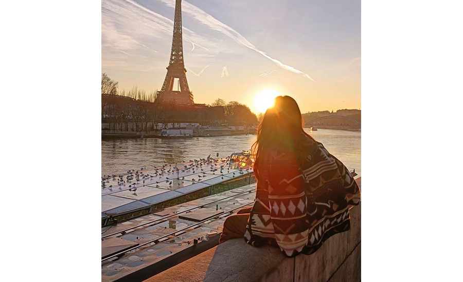 Camila Sodi compartió una serie de fotografías frente a la famosa Torre Eiffel.