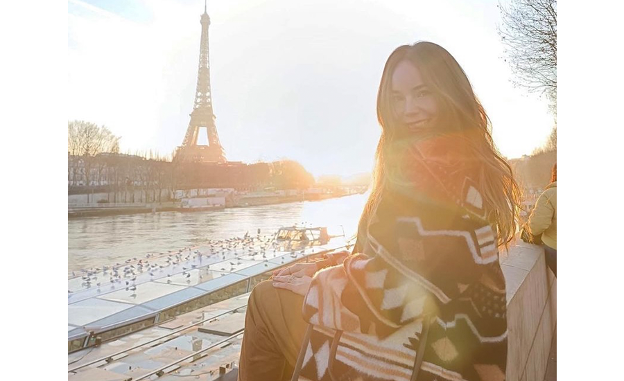 La actriz disfruta cada segundo de su estancia en París, ha posado desde varios lugares y diferentes ángulos.