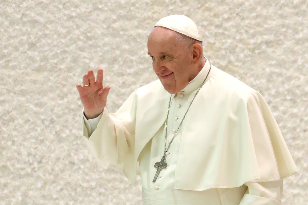 El Papa Francisco visitó su tienda de discos favorita y recibió un regalo 