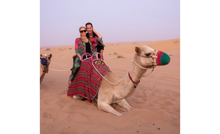 Como parte de su luna de miel, la heredera de imperio hotelero Paris Hilton y su esposo Carter Reum, gozaron de unas increíbles vacaciones en el desierto de Dubai.