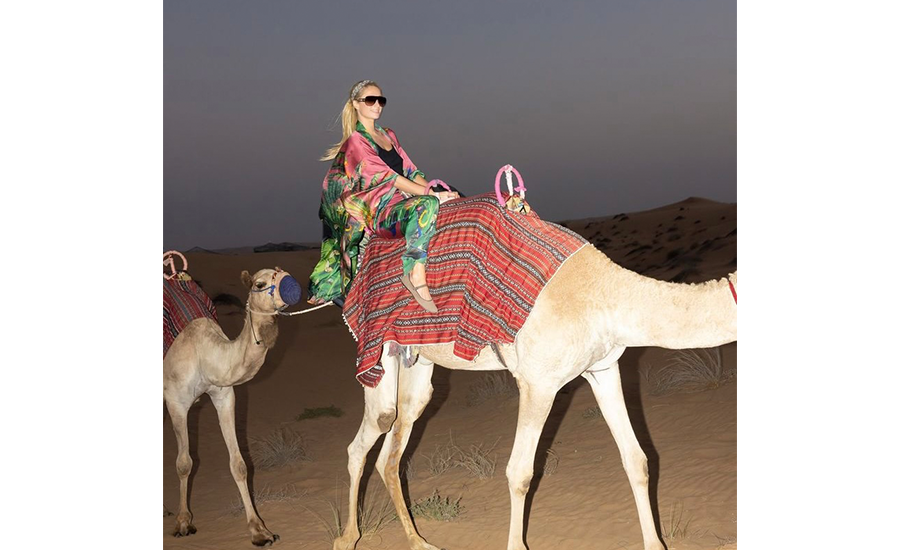 La pareja dio un recorrido en camellos por el desierto de Dubai.