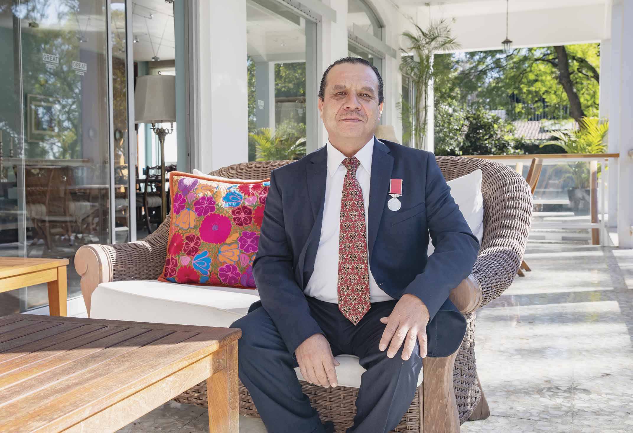 Salvador Rodríguez es el jefe de mayordomos condecorado por la reina Elizabeth II